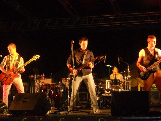 530045_261598267277281_1287647951_n